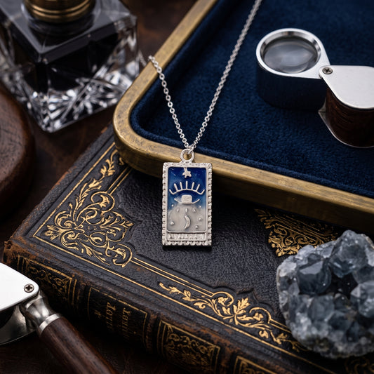 Luna Tarot Kolye – antika kitap üzerinde